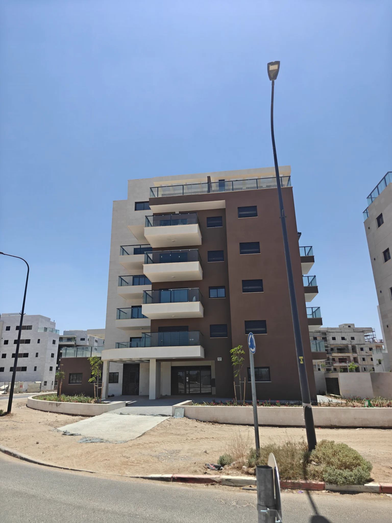 חזית הבניין והכניסה