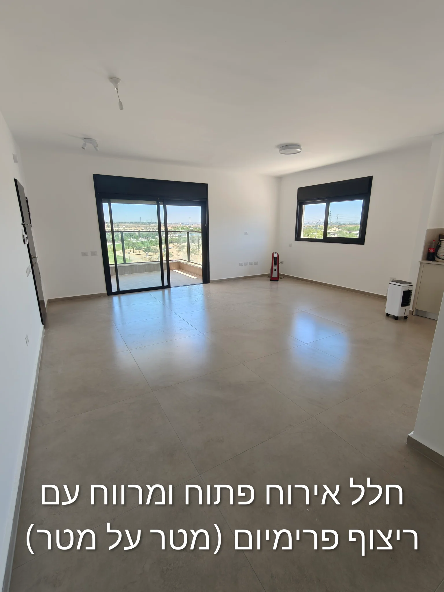 סלון מואר עם נוף החוצה